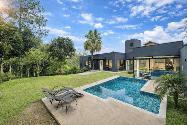 La photo Casa moderna com piscina e jardim.png a été réduite de 96.27 % le Segunda-feira 19 Janeiro 2026 à 01:01 par Photo Réducteur v4.10 à télécharger sur http://www.emjysoft.com/