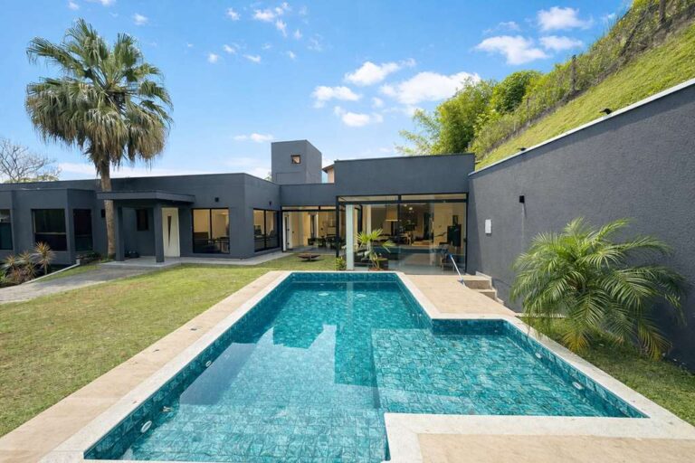 La photo Casa moderna com piscina azul.png a été réduite de 96.75 % le Segunda-feira 19 Janeiro 2026 à 01:01 par Photo Réducteur v4.10 à télécharger sur http://www.emjysoft.com/